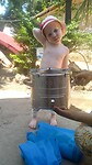 Jusra en ouders blij met de wisdom stove