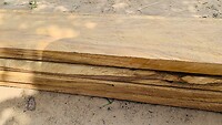 Gezaagde planken voor het bed