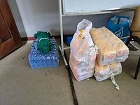 Balen met pakken Ugali meel en flesjes water