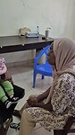 Een nieuwe baby met albinisme krijgt met haar mama de nodige aandacht