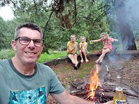 Sterre en Luna hebben een heerlijk vuurtje tegen de muggen gemaakt met zelf gesprokkeld hout