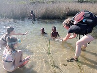 Ontmoeting met spelende jongens in een riviertje.
