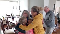 Dikke knuffel voor oma bij het weerzien