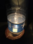 Creatieve oplossing tegen de wind; men neme een plastic flesje ..