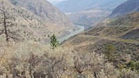 Marble canyon met op de achtergrond North Thompson River