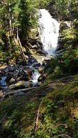 Prachtige waterval zo maar in het bos