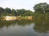 met een bootje op de Parfumrivier