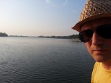 met een bootje op de Parfumrivier