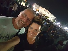 Selfie op het drukke Batavia plein