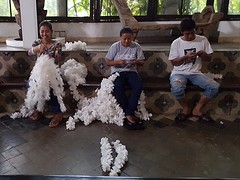 Bloemenslingers maken voor de bruiloft. Hotel Tugu