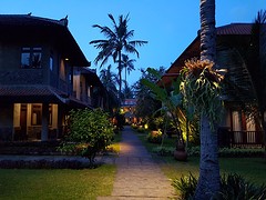 Indah hotel. De hotelkamers links en rechts.