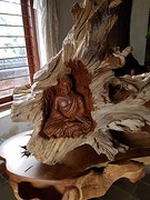Uit een stuk hout gesneden Boeda
