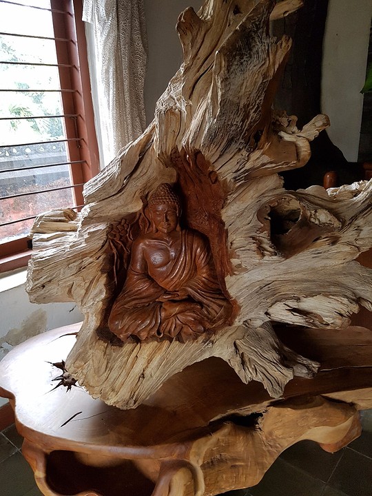Uit een stuk hout gesneden Boeda