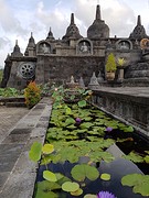 Een kleine replica van de Borobudur.