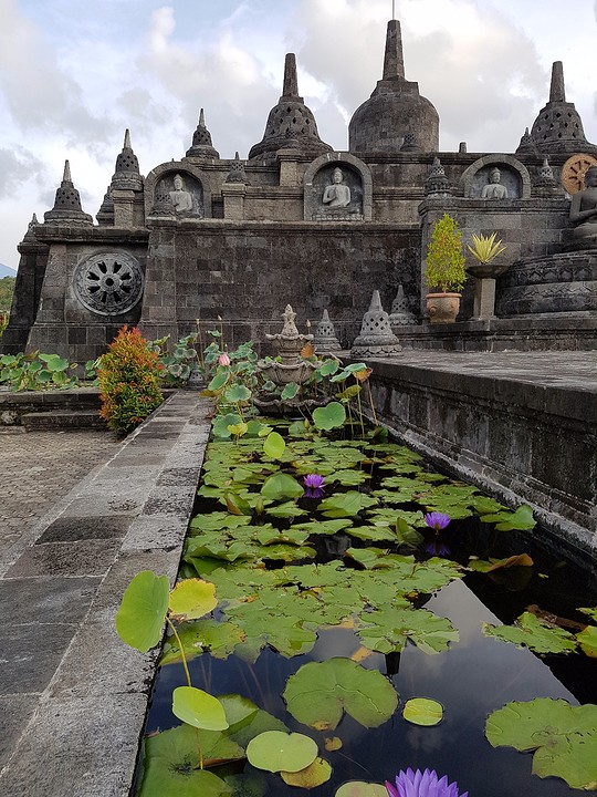 Een kleine replica van de Borobudur.