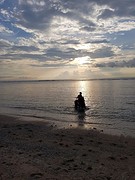 Zonsondergang, met het paardje het water in