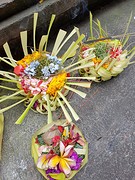 Tirta Empul Temple. Overal liggen kleine offertjes.