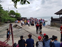 Heel veel toeristen bij de Tanah Lot Tempel.