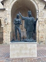 Clovis en Remigius naast de Basiliek