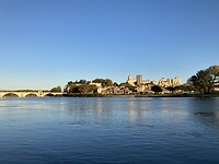 Blik op Avignon vanaf Îsle de la Barthelasse