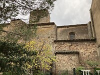Zicht op zijmuur Sant Raféu vanuit de binnenplaats