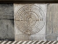Vingerlabyrinth op een van de pilaren bij de ingang