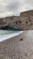 Gilles vermaakt zich wel aan het kiezelstrand van Castell de Ferro