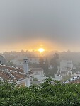 De zon probeert de mist te verdrijven, maar het is niet gelukt