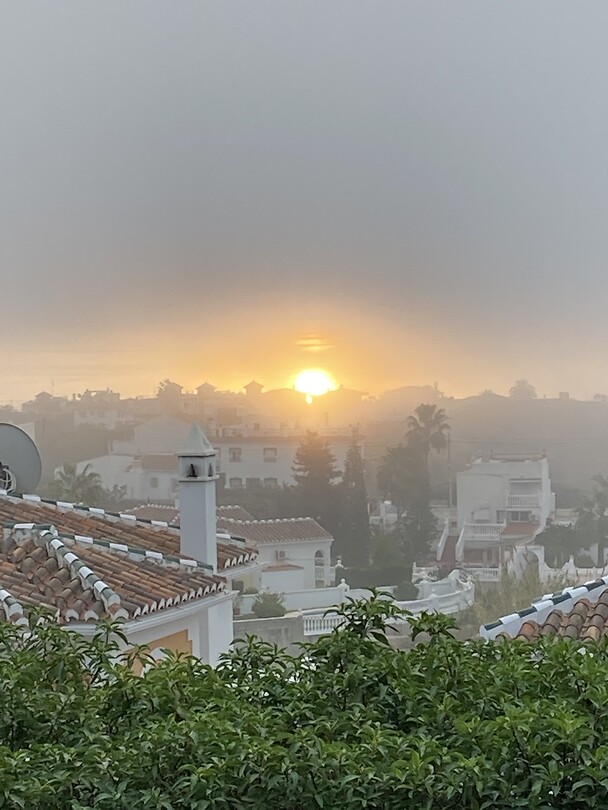 De zon probeert de mist te verdrijven, maar het is niet gelukt