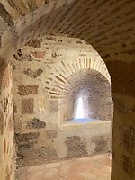 Schietgat in een van de verdedigingstorens van Alcazaba