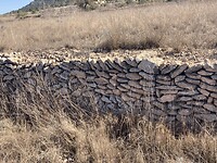 Van de grootste stenen zijn overal muurtjes gestapeld