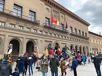 Grote dansende poppen