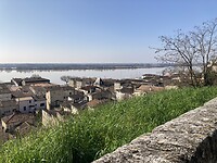 Het wijkje van Bourg aan de rivier de Dordonge