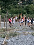 Het dorp oefent met linten dansen en vlechten rond een paal