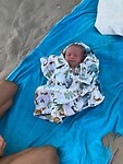 Beschermd met Christines mooie doek op het strand
