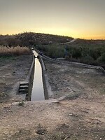 Werkende irrigatiesystemen met bronwater en water uit de bergen