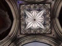 Binnen in de kathedraal