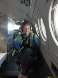 C'est moi in het vliegtuig van de Ambulance