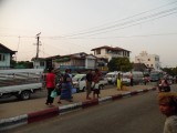 Straatbeeld vanuit de minibus naar bago