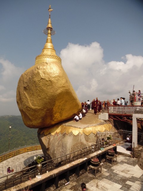 Golden rock balanceert