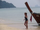 Nouschka komt uit de Longtailboot bij Koh Lanta