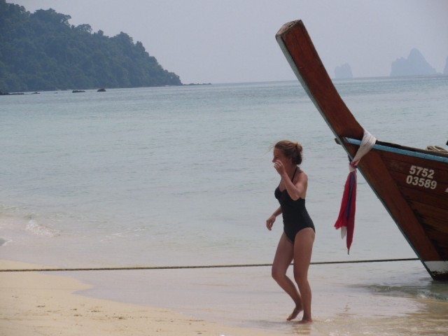 Nouschka komt uit de Longtailboot bij Koh Lanta