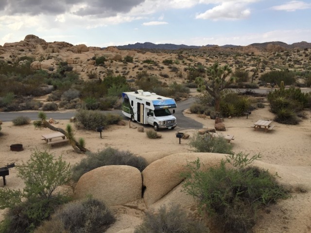Foto van de camper vanaf een rots op campground Jumbo Rock in Yoshua Tree