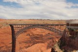 Brug bij Lake Powell. Nabij de stuwdam van Page naar marina Wahweap.