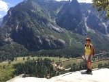 Inge loopt lekker naar boven bij upper fall en geniet van Yosemite