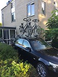 Twee fietsen op het dak en twee fietsen achterop.