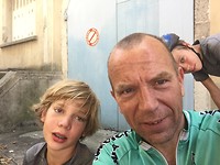 Tijdverdrijf wachtend op mama die wat te eten en drinken haalt.