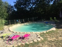 Natuurzwembad op de camping 'les gîtes des Deves'.