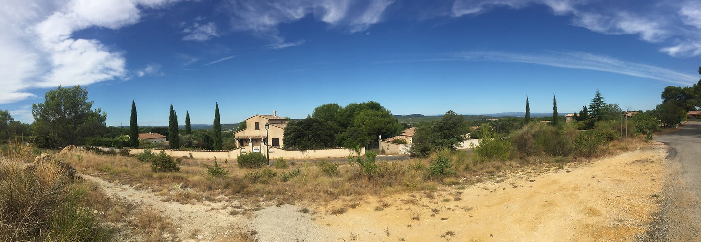 Panorama vanaf heuvel Vénéjan.