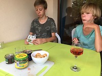 Kaartje leggen op het terras.